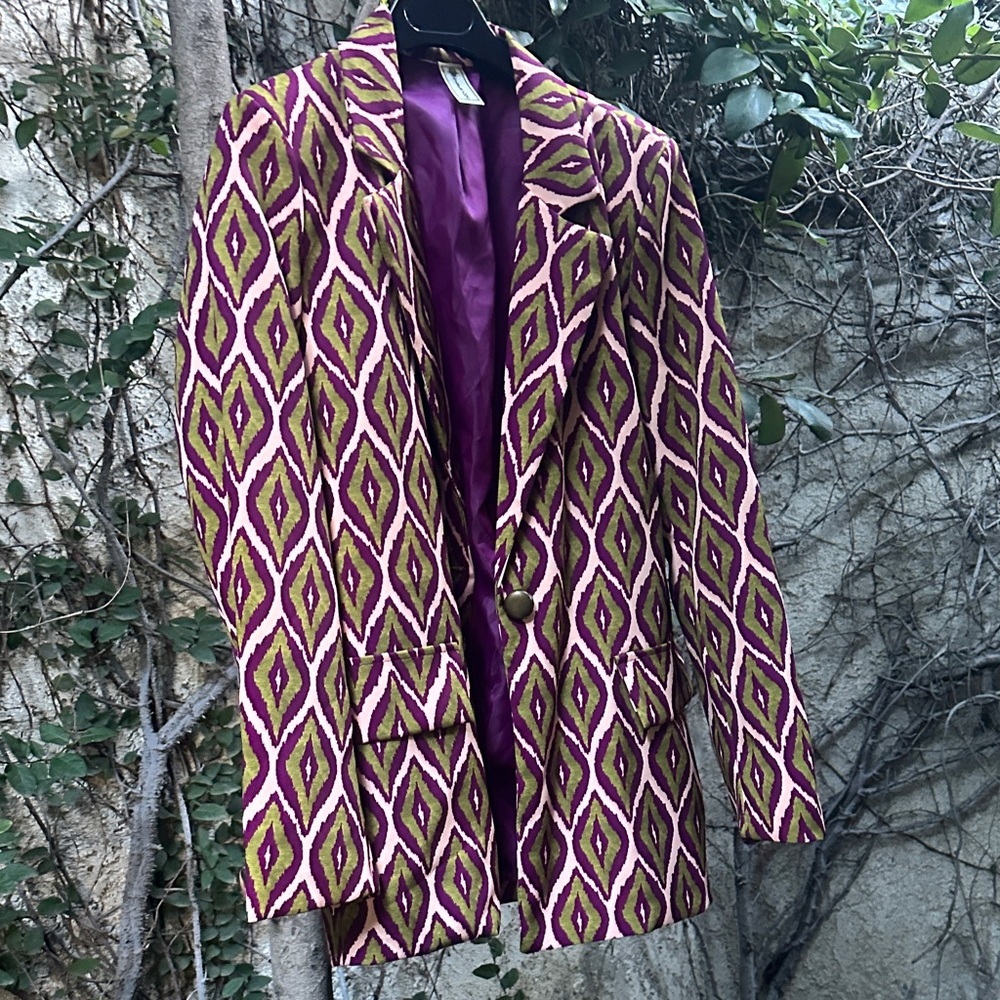 Gisele Tune Stylish Purple and Gold Patterned Blazer